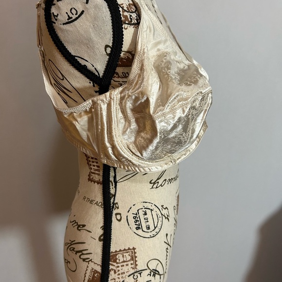 Lilyette Elegant Cream Satin Bra - Picture 3 of 5